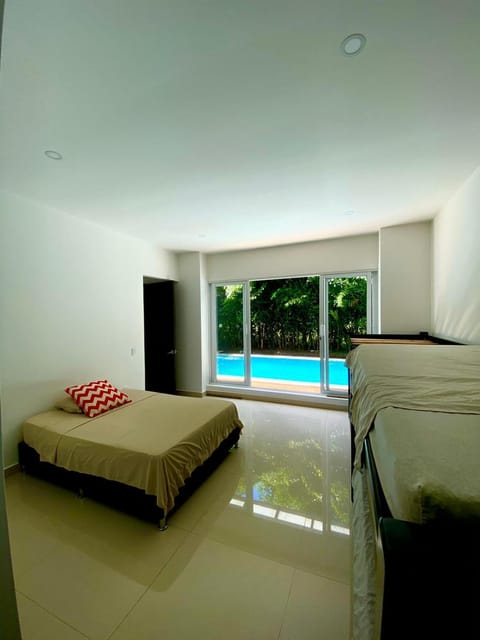 Photo of the whole room, Pool view