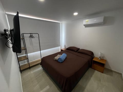 Bed, TV and multimedia, Photo of the whole room, Bedroom, towels, air conditioner