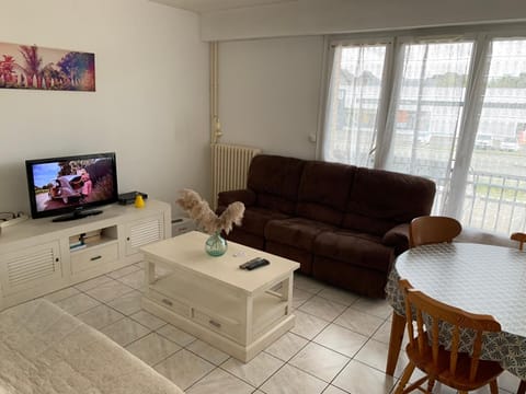 Communal lounge/ TV room, TV and multimedia, Living room, Dining area