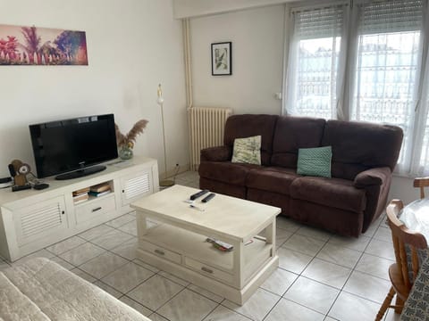 Appartement -2 chambres - Wifi - Proche tram- circuit et gare en tram en 8mn-stationnement facile et gratuit Apartamento in Le Mans