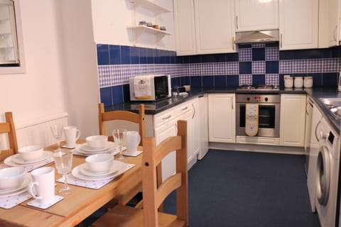 Spacious & Comfortable 3 Bedroom House - FREE WiFi & FREE Parking Apartment in Leeds