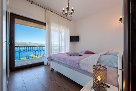 Bed, Photo of the whole room, Bedroom, Sea view