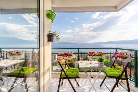 View (from property/room), Balcony/Terrace, Dining area, Sea view