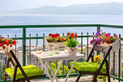 View (from property/room), Balcony/Terrace, Mountain view, Sea view