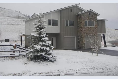 3BD/3BA- Updated Cozy Ski Retreat with Garage at the Base of Granby Ranch Chalet in Granby