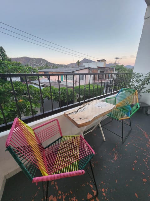 Lovely studio apartment with balcony AC & wi-fi, minutes from downtown! Apartment in Zihuatanejo