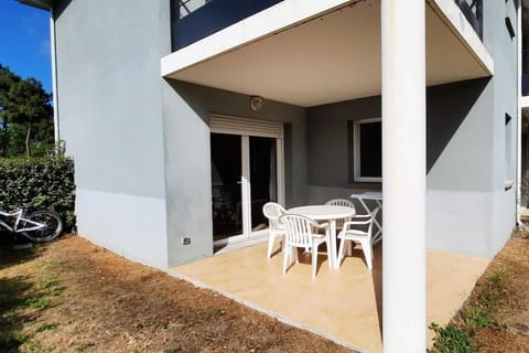 Chez Ced et Laeti, Appartement privé avec jardin et terrasse dans résidence l'estuaire muni d'une piscine couverte et aire de jeu, Linge de lit et de salle d'eau ainsi que télé, compris dans le tarif Profitez à fond de notre belle région Condo in Soulac-sur-Mer