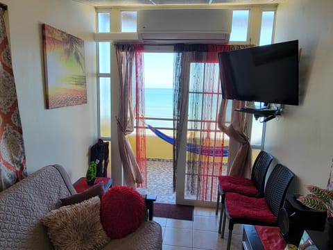 Communal lounge/ TV room, TV and multimedia, Living room, Seating area, Evening entertainment, Sea view