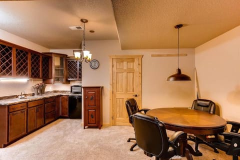 Immaculate & Private Mountain Home with Hot Tub - Sugar Pine Lodge House in Park County