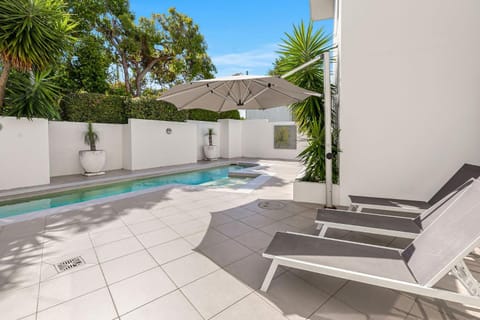 1 Alpha - Lovely and Spacious 3 bed apartment all on one level lift pool air con garden outlook Apartment in Sunrise Beach