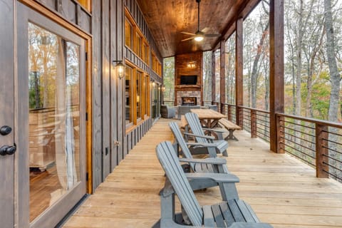 Chardonnay Chalet - Lux Modern Chalet - Wifi, Fire Pit, Game Room - 15 min to Blue Ridge Chalet in Georgia
