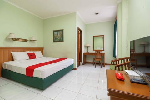 RedDoorz Plus near Kemang Raya Hotel in South Jakarta City