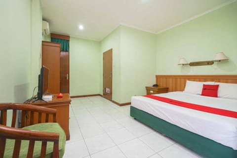 RedDoorz Plus near Kemang Raya Hotel in South Jakarta City