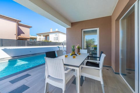 Patio, View (from property/room), Balcony/Terrace, Seating area, Dining area, Swimming pool