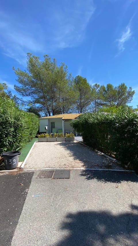 Bungalow de luxe de 60m2 dans camping 5 étoiles Campground/ 
RV Resort in Roquebrune-sur-Argens