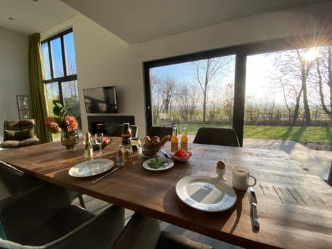 GREEN VILLA in bester Lage - Dachterrasse mit Meerblick - großer eingezäunter Garten - kinderfreundlich - Hunde inklusive - 4 Sterne Resort - direkt am Strand - Pool inklusive House in Biddinghuizen