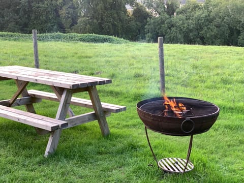 Home Farm Radnage Glamping Bell Tent 8, with Log Burner and Fire Pit Tente de luxe in Wycombe District