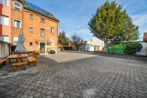 Property building, Day, Neighbourhood, Garden view, Location