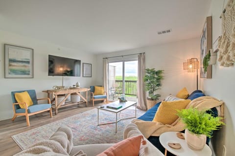 Cozy Branson Retreat with Balcony, 2 Mi to 76 Strip Apartment in Branson