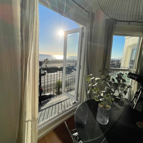 Seaview flat with balcony, spacious 2 bedroom Condo in Worthing