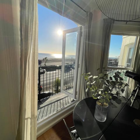 Seaview flat with balcony, spacious 2 bedroom Apartment in Worthing