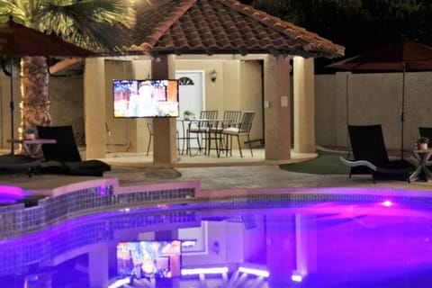 Best Location in Scottsdale, 8 Bedroom House, Heated Pool, Spa, Game room, BBQ, Putting Green Maison in Scottsdale