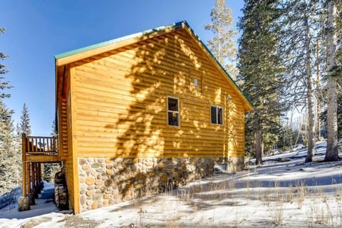 Private Luxury Mountain Retreat with a Private Hot Tub Surrounded by Wildlife - Moose Haven House in Park County