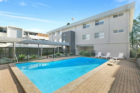 Property building, Day, Pool view, Swimming pool, sunbed