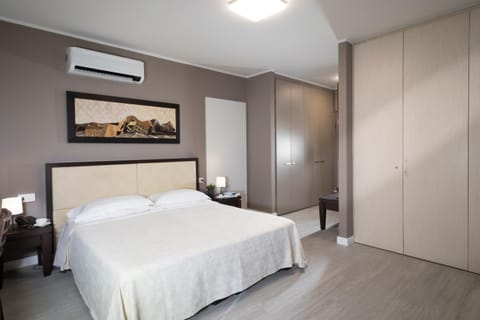 Bed, TV and multimedia, Photo of the whole room, Bedroom, wardrobe, air conditioner