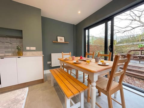 Bright & Spacious Edwardian Townhouse with Garden Haus in Truro