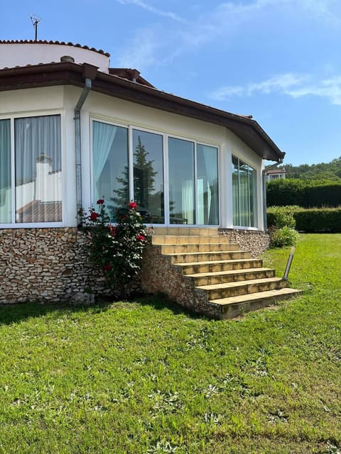 Property building, Facade/entrance, Garden