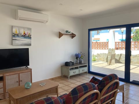 Beach house with the heated pool next to Rocky Point Villa in Corralejo