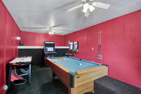 Billiard, Game Room