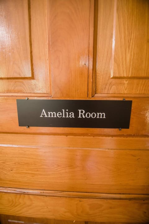 Amelia Room BW Boutique Hotel House in Central Lake