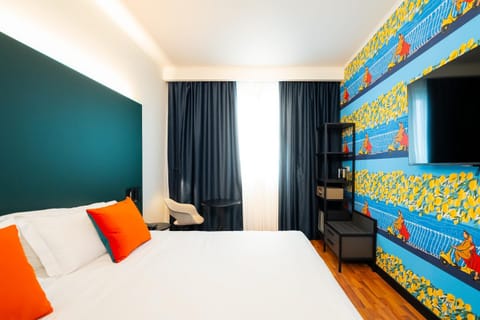 Bed, TV and multimedia, Photo of the whole room, Bedroom