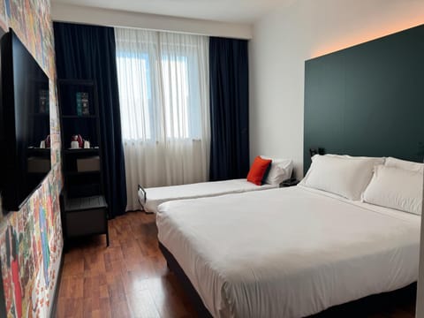 Bed, TV and multimedia, Photo of the whole room, Bedroom