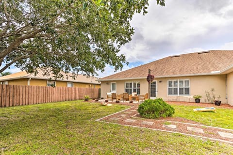 Bright Family Home, 2 Miles to City Center! Haus in Port Saint Lucie