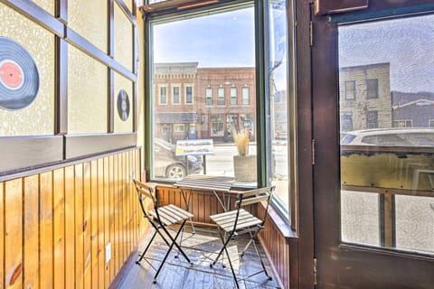 Renovated Bar Less Than 2 Blocks to Mississippi River Condo in Lansing