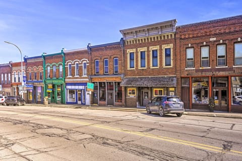 Renovated Bar Less Than 2 Blocks to Mississippi River Apartamento in Lansing