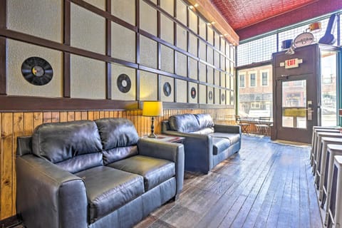 Renovated Bar Less Than 2 Blocks to Mississippi River Condominio in Lansing