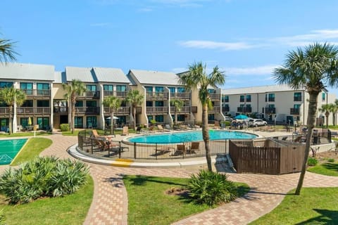 Pool view, Swimming pool, sunbed