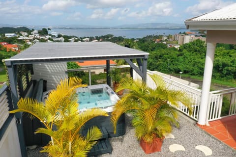 Villa Sweet Caraïbes, vue mer, jacuzzi Villa in Les Trois-Îlets