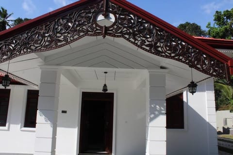 Heaven villa mirissa Chalet in Kamburugamuwa