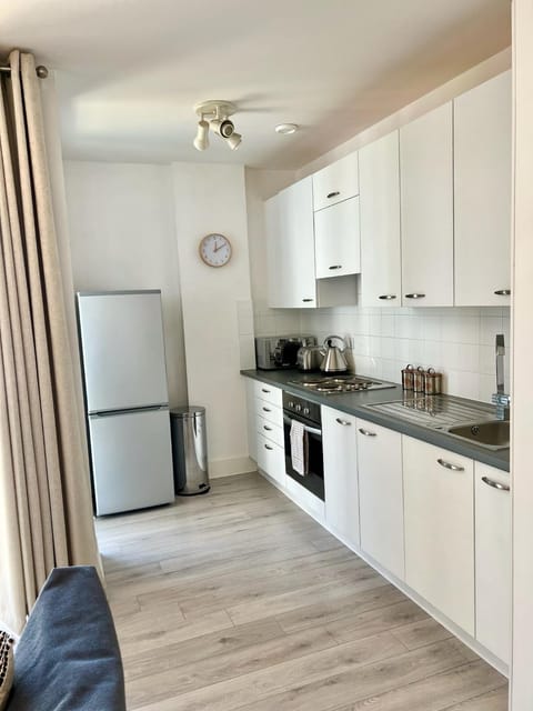 2 Bedroom Serviced Apartment with Free Parking, Wifi & Netflix, Basingstoke Eigentumswohnung in Basingstoke