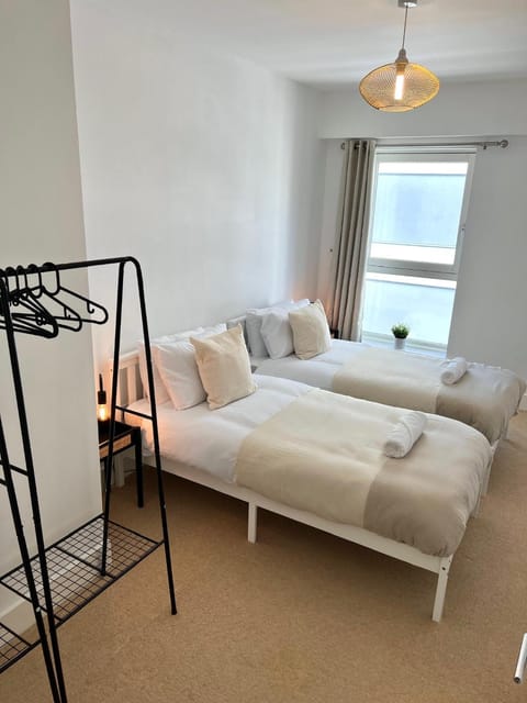 2 Bedroom Serviced Apartment with Free Parking, Wifi & Netflix, Basingstoke Apartment in Basingstoke