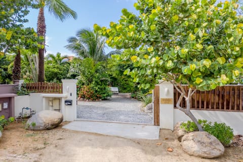 Naïma Luxury Home, Cottage & Apartment Rentals Condo in Oranjestad