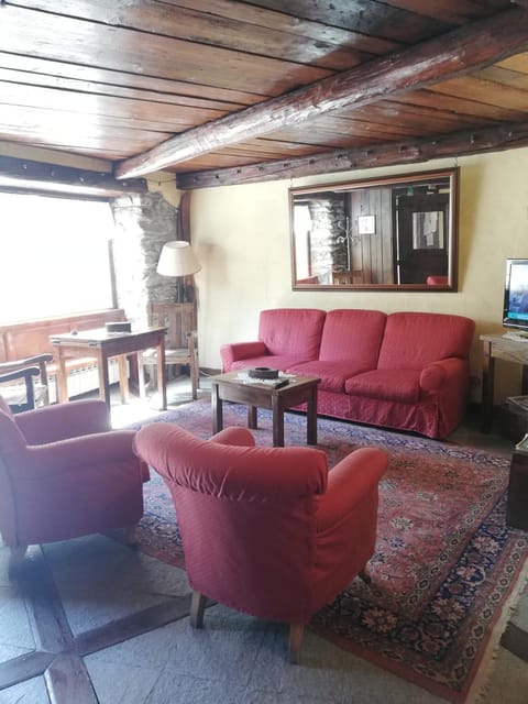 Communal lounge/ TV room