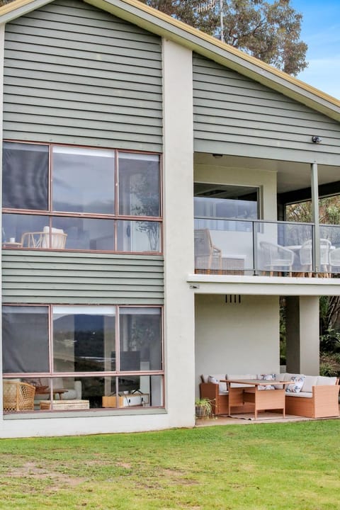 Rosie's Seaview-Lake to ocean view House in Merimbula