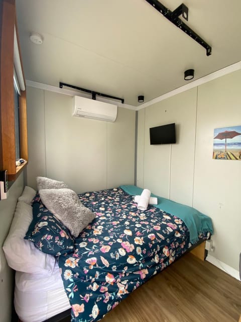 Beautiful tiny house with outdoor area- Only 5 minute walk to the beach! Chambre d’hôte in Cape Paterson