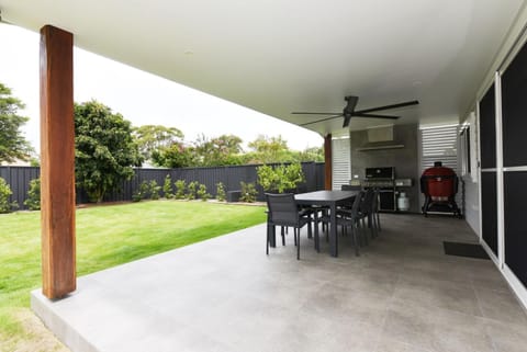 Hamptons by the Bay - Belle Escapes Jervis Bay House in Vincentia